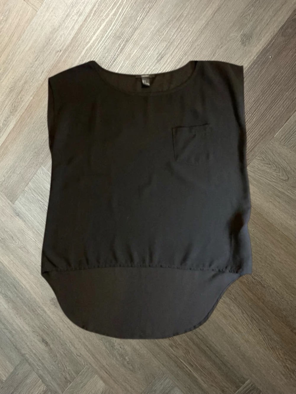 Forever 21 Womens Sheer Sleeveless Blouse Black Small Pocket Hi Lo Hem Chic Top‎
